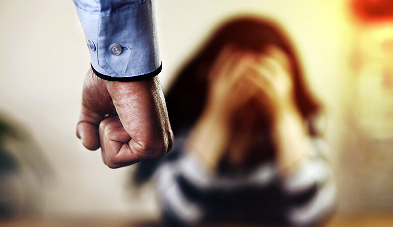 Νέα καταγγελία από θύμα ενδοοικογενειακής βίας: «Πήγα στο ΑΤ, βρήκα μια νέα αστυνομικό και μου είπε ότι δεν έχει ιδέα τι πρέπει να κάνει»