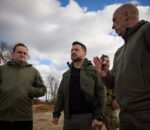 Ο Ζελένσκι επισκέπτεται στρατεύματα στην περιοχή του Ντονέτσκ στην ανατολική Ουκρανία