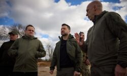 Ο Ζελένσκι επισκέπτεται στρατεύματα στην περιοχή του Ντονέτσκ στην ανατολική Ουκρανία