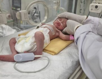 Δεν τα κατάφερε το βρέφος που γεννήθηκε με καισαρική μετά τον θάνατο της μητέρας του σε ισραηλινό βομβαρδισμό