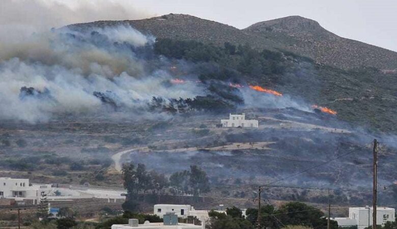Μεγάλη φωτιά στην Πάρο: Απειλούνται κατοικίες – Μήνυμα του 112 στους κατοίκους να κατευθυνθούν προς τη θάλασσα