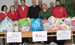 Τρόφιμα και είδη πρώτη ανάγκης παρέδωσε το ΑΠΘ στον Ερυθρό Σταυρό για τη στήριξη ευάλωτων οικογενειών