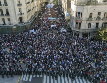 Αργεντινή: Ογκώδεις διαδηλώσεις υπέρ του δημόσιου πανεπιστημίου και κατά της πολιτικής λιτότητας