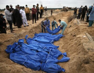Οι Παλαιστίνιοι ζητούν έρευνα για τους ομαδικούς τάφους σε νοσοκομεία της Γάζας