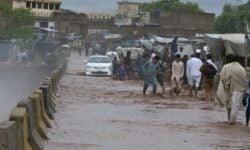 Τουλάχιστον 143 άνθρωποι έχασαν τη ζωή τους λόγω ισχυρών βροχοπτώσεων στο Πακιστάν