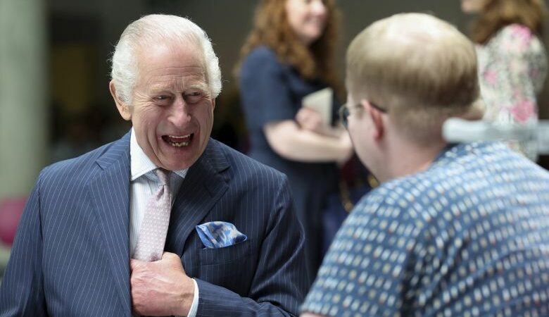 Χαμογελαστός ο βασιλιάς Κάρολος επέστρεψε στα δημόσια καθήκοντά του και επισκέφθηκε κέντρο κατά του καρκίνου