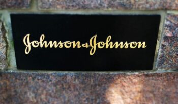 Τεράστιο ποσό για αποζημιώσεις δίνει η Johnson & Johnson για να διευθετήσει τις αγωγές για το ύποπτο ταλκ