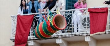 Το εντυπωσιακό έθιμο των «μπότηδων» της Κέρκυρας – Οι κάτοικοι πέταξαν τα περίφημα πήλινα κανάτια από τα μπαλκόνια τους