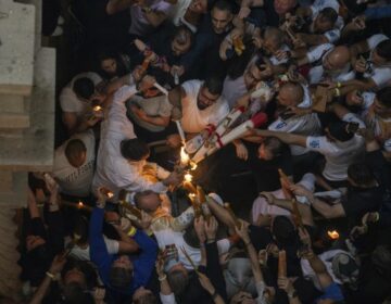 Πότε φτάνει το Άγιο Φως στο «Ελ. Βενιζέλος» – Πώς θα διανεμηθεί σε όλη την Ελλάδα