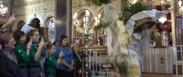 Έκλεψε ξανά την παράσταση ο ιερέας στη Χίο – Δείτε το «σάλτο» του στην πρώτη Ανάσταση