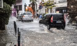 Πλημμύρισαν δρόμοι και καταστήματα στη Θεσσαλονίκη – Βροχές και καταιγίδες και αύριο Παρασκευή