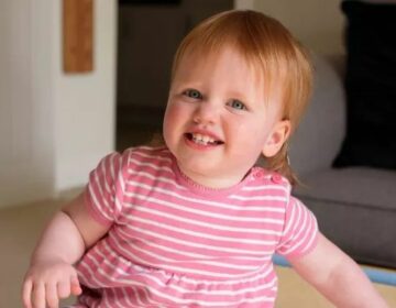 Η συγκινητική στιγμή που κοριτσάκι το οποίο γεννήθηκε κωφό, άκουσε για πρώτη φορά χάρη σε νέα γονιδιακή θεραπεία – Δείτε βίντεο