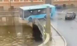 Ρωσία: Λεωφορείο με 20 επιβάτες έπεσε στον ποταμό Μόικα, στην Αγία Πετρούπολη