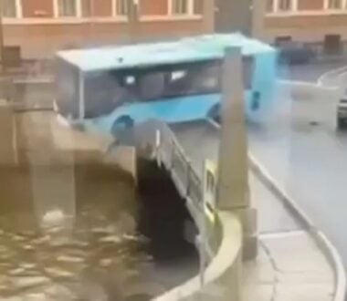 Ρωσία: Λεωφορείο με 20 επιβάτες έπεσε στον ποταμό Μόικα, στην Αγία Πετρούπολη