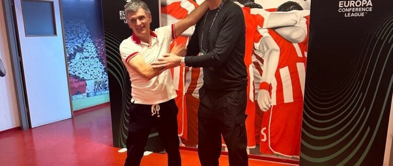 H αγκαλιά του Γιώργου Μπαρτζώκα στον Μεντιλίμπαρ μετά την πρόκριση του Ολυμπιακού στον τελικό του Conference League