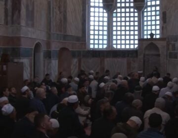 Μεγάλη προσέλευση πιστών μουσουλμάνων για την προσευχή της Παρασκευής στη Μονή της Χώρας