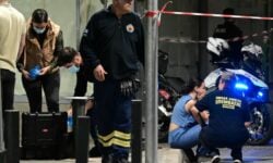 Πυροβολισμοί στον Βύρωνα: Οδηγός μηχανής πλεύρισε και «γάζωσε» αμάξι στο οποίο επέβαινε ζευγάρι – 32χρονος πέθανε ακαριαία