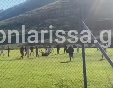 Απίστευτα επεισόδια σε τοπικό αγώνα ποδοσφαίρου στη Λάρισα – Βίντεο- ντοκουμέντο του ξυλοδαρμού του διαιτητή