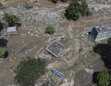 Ινδονησία: Ξεπέρασαν τους 40 οι νεκροί από τις πλημμύρες και τις κατολισθήσεις