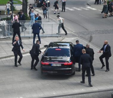 Απόπειρα δολοφονίας του πρωθυπουργού της Σλοβακίας – Νοσηλεύεται σε κρίσιμη κατάσταση