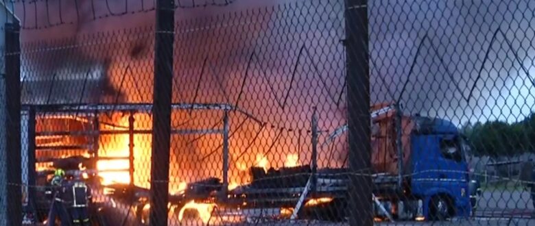 Συναγερμός για φωτιά στο λιμάνι της Θεσσαλονίκης – Στις φλόγες τέσσερα φορτηγά
