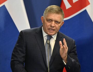 Απόπειρα δολοφονίας του πρωθυπουργού της Σλοβακίας: Η κατάσταση της υγείας του Ρόμπερτ Φίτσο είναι σταθερή αλλά παραμένει «πολύ σοβαρή»