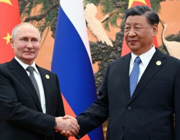 Ο Σι Τζινπίνγκ και ο Βλαντίμιρ Πούτιν σφίγγουν τα χέρια στο Πεκίνο
