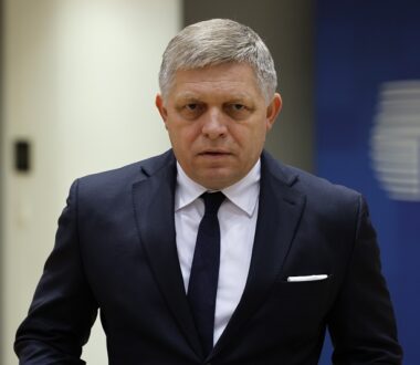 Σε νέα επέμβαση υποβλήθηκε ο πρωθυπουργός της Σλοβακίας – Η κατάστασή του παραμένει σοβαρή