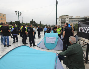 Συγκέντρωση διαμαρτυρίας των αστυνομικών στο Σύνταγμα – Έστησαν σκηνές για τη μείωση της αποζημίωσης διανυκτέρευσης
