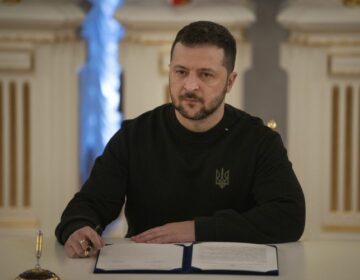 Ο Ζελένσκι υπέγραψε νόμο που επιτρέπει σε ορισμένους κατάδικους να υπηρετήσουν στον ουκρανικό στρατό