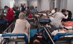 Εικόνες ντροπής με ασθενείς στοιβαγμένους ο ένας πάνω στον άλλον στο νοσοκομείο «Γ. Γεννηματάς»