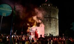 Ολονύχτιο γλέντι στον Λευκό Πύργο για την κατάκτηση του πρωταθλήματος από τον ΠΑΟΚ