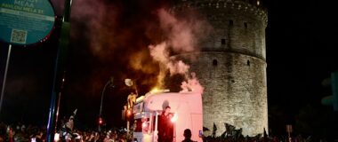 Ολονύχτιο γλέντι στον Λευκό Πύργο για την κατάκτηση του πρωταθλήματος από τον ΠΑΟΚ