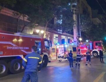 Φωτιά σε διαμέρισμα στο κέντρο της Αθήνας – Χωρίς τις αισθήσεις τους εντοπίστηκαν δύο αδέλφια