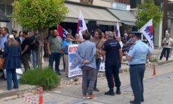 Καλαμάτα: Ένταση μεταξύ ΜΑΤ και διαδηλωτών του ΠΑΜΕ πριν την έναρξη της δίκης για το ναυάγιο της Πύλου