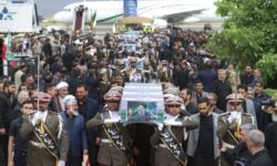 Χιλιάδες Ιρανοί συνέρρευσαν στην Ταμπρίζ για να τιμήσουν τον πρόεδρο Ραϊσί