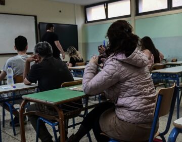 Αποδοχή από τους γονείς, κοινωνικότητα, και μείωση του χρόνου στις οθόνες, για τη διαχείριση του άγχους των εξετάσεων