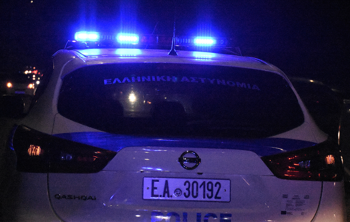 Θρίλερ στην Βοιωτία: Άνδρας βρέθηκε απανθρακωμένος και δεμένος με χειροπέδες σε αυτοκίνητο