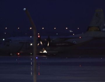 Έφτασε στο αεροδρόμιο «Μακεδονία» το C-130 με τις 7 σορούς των οπαδών του ΠΑΟΚ