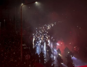 Συγκίνηση και συνοδεία με μοτοπορεία ως την Τούμπα για τους επτά νεκρούς οπαδούς του ΠΑΟΚ