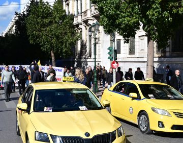 Εκατοντάδες αυτοκινητιστές ταξί πραγματοποίησαν πορεία στο Μέγαρο Μαξίμου