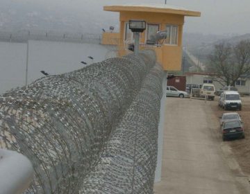 Προθεσμία για να απολογηθεί πήρε ο αρχιφύλακας στις φυλακές Δομοκού για την δολοφονία Έλληνα ισοβίτη