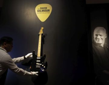 Η «Black Strat» του Ντέιβιντ Γκίλμορ η πιο ακριβή κιθάρα που πωλήθηκε σε δημοπρασία για 14,55 εκατ. δολάρια