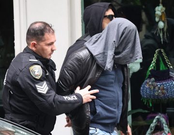 Θρίλερ στο κέντρο της Αθήνας: Θανάσιμη πτώση γυναίκας από τον 4ο όροφο πολυκατοικίας – Εξετάζεται ένας Ιταλός τουρίστας 45 ετών