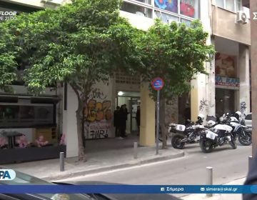 Γυναίκα εντοπίστηκε νεκρή σε ακάλυπτο πολυκατοικίας – Προσήχθη άνδρας που ήταν μαζί της