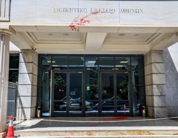 Επίθεση αγνώστων στο Διοικητικό Εφετείο Αθηνών με υλικές ζημιές στην είσοδο του δικαστηρίου – Τρεις συλλήψεις
