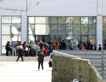 «Δεν είμαστε αναλώσιμοι» – Διακοπή εργασιών την Τετάρτη στα δικαστήρια της Αθήνας μετά τους πυροβολισμούς στο πρώην Ειρηνοδικείο