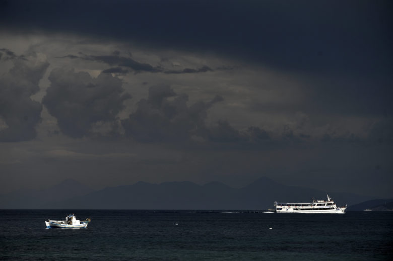 Δεν μπορεί να δέσει το πλοίο «Νήσος Χίος» λόγω των ισχυρών ανέμων