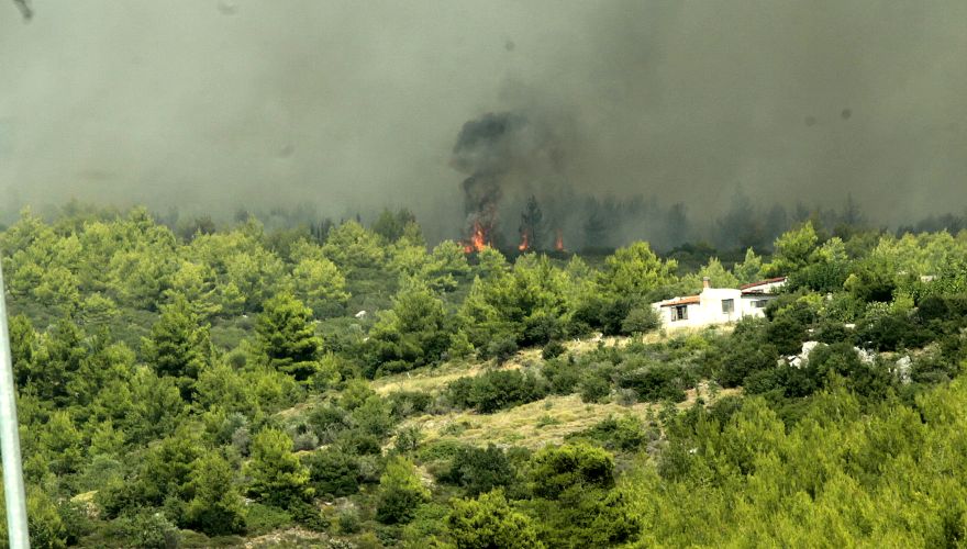 Υπό μερικό έλεγχο η πυρκαγιά στην περιοχή του Αγίου Αντωνίου Κουβαρά Αττικής