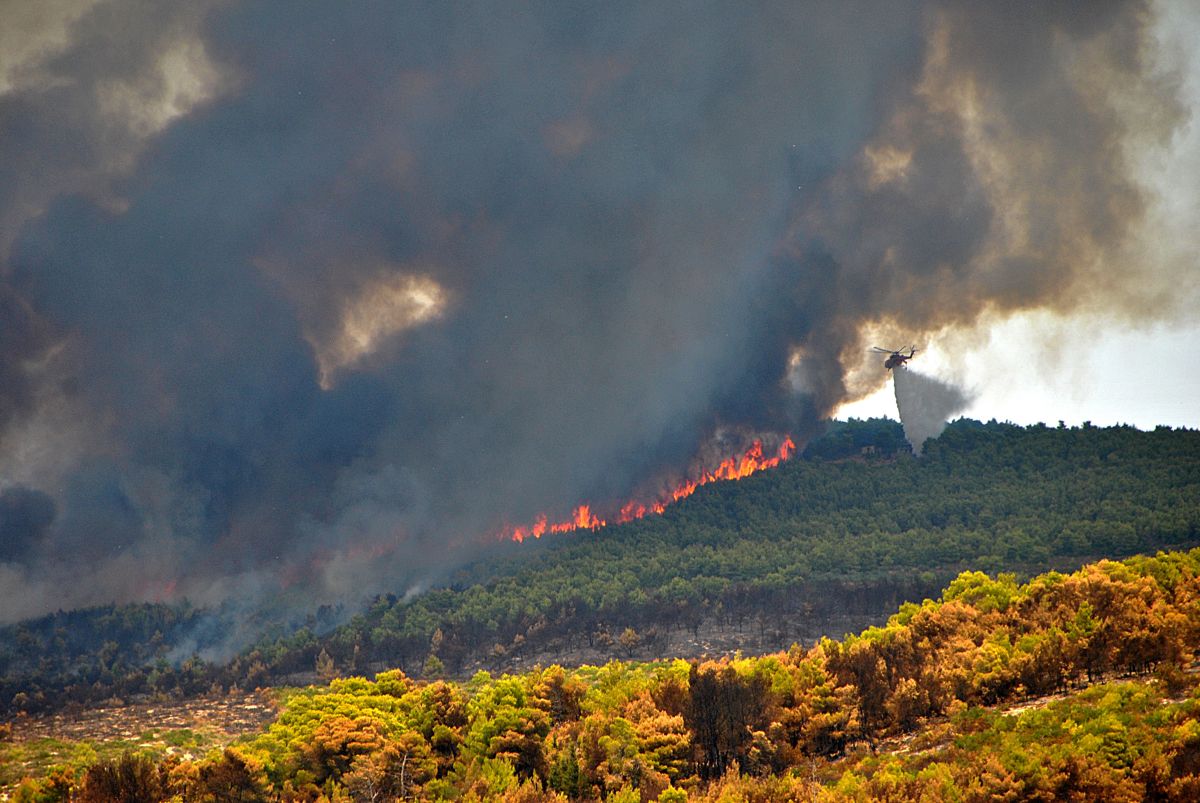 Καίγεται η Ζάκυνθος – Στέλνουν 20 πυροσβεστικά, Στρατό και ελικόπτερα